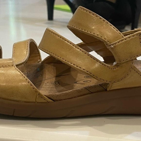 Baretraps brand tan sandals - Picture 3 of 4